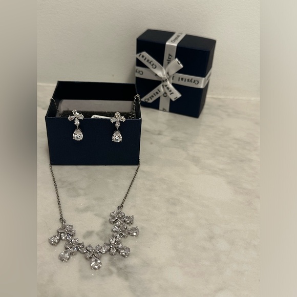 Fashion Jewellery Earings and Necklace Set, Perfect as Bridal Jewellery. - Picture 4 of 4